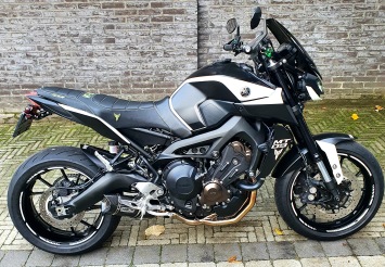 Arrow Volledig Uitlaatsysteem met Thunder Carbon Einddemper met E-keur en RVS Racing Voorbochten Yamaha MT-09 2013 > 2020