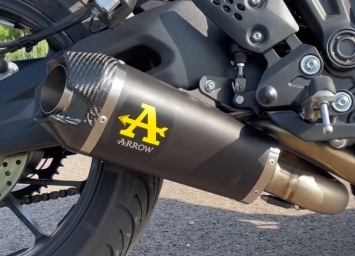Arrow Works Black Low Mount Volledig Uitlaatsysteem incl. Voorbochten met Katalysator Yamaha Tracer 7 / GT 2021 - 2024